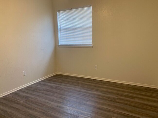 Building Photo - Move in ready! 3 Bedroom, 2 Full Bath Home...