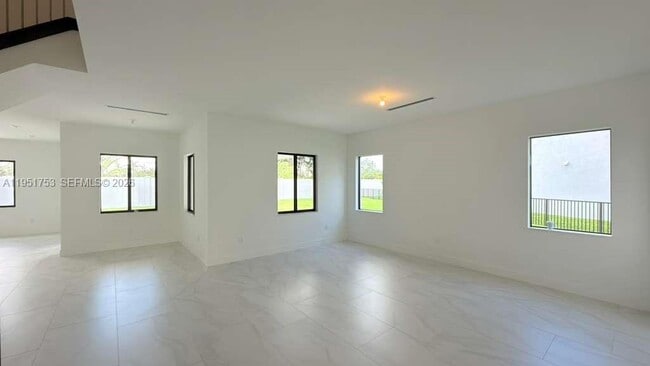 Building Photo - 19700 NE 14th Ave