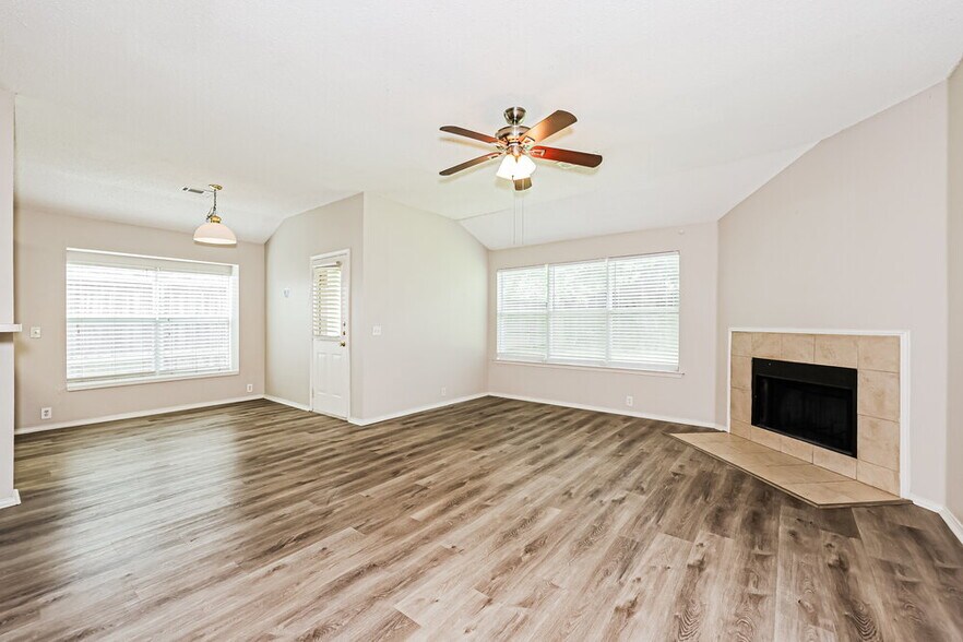 Building Photo - 322 Oakhurst Dr