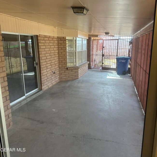 Building Photo - 3304 Old Spanish Trail