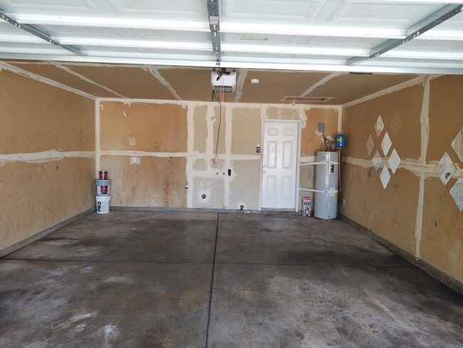 Building Photo - Two Bedroom Unit with Yard