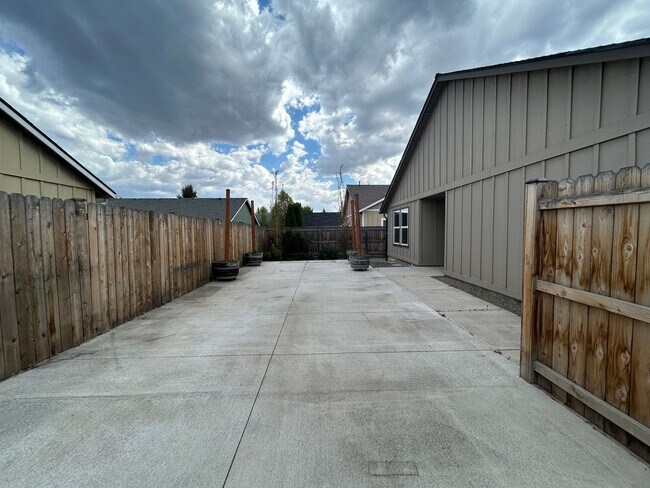 Building Photo - Corner Lot 3 Bed / 2 Bath Home with RV Parking – NW Redmond