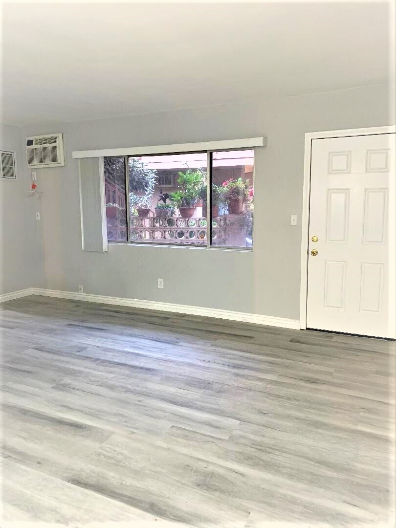 Living room - 129 W Chevy Chase Dr