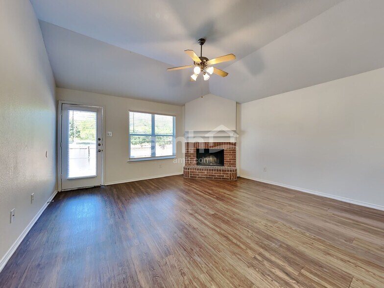 Building Photo - 1218 Taluca St