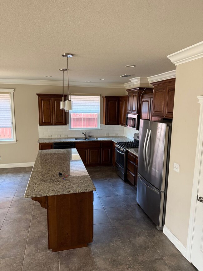 Building Photo - 3-bedroom, 2-bathroom home located in the ...
