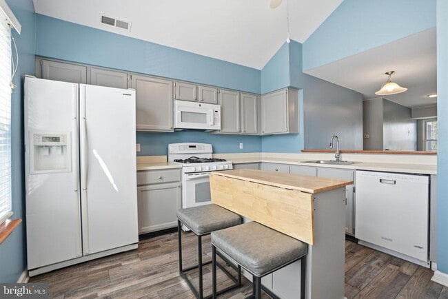 Building Photo - 496 Revere Dr