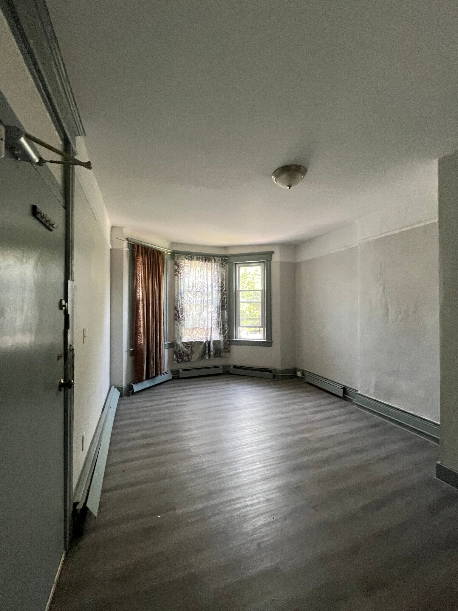 Building Photo - 147 Bostwick Ave