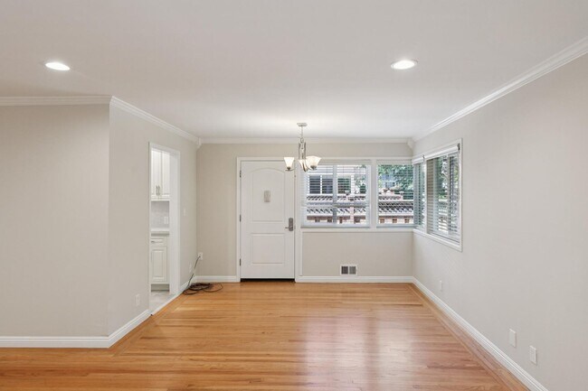Building Photo - Luxury Apartment Available in gated Community downtown Palo Alto!