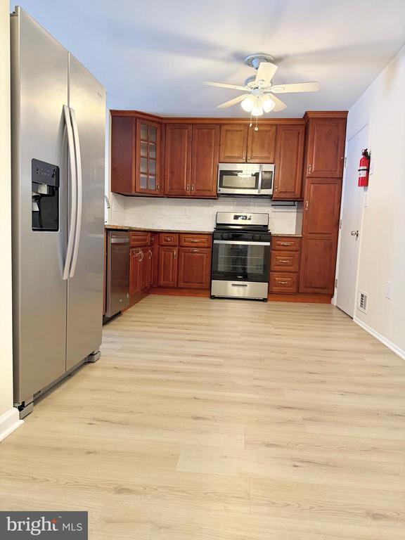 Building Photo - 12 Manor Dr