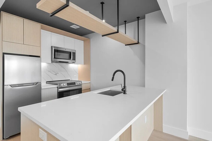 Building Photo - 77-63 Vleigh Pl