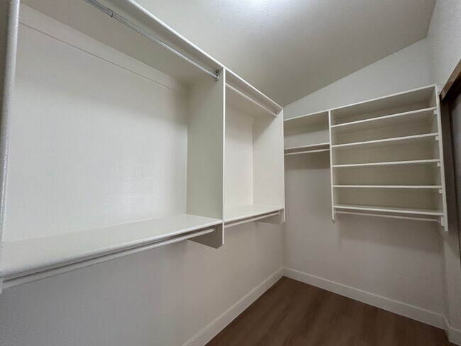 Building Photo - 434 E Chicory Pl