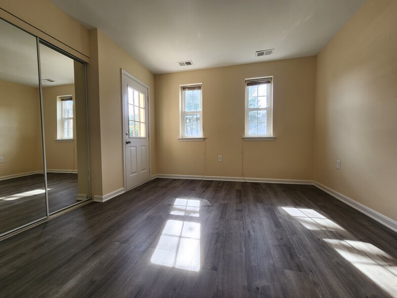 Building Photo - 18336 Streamside Dr