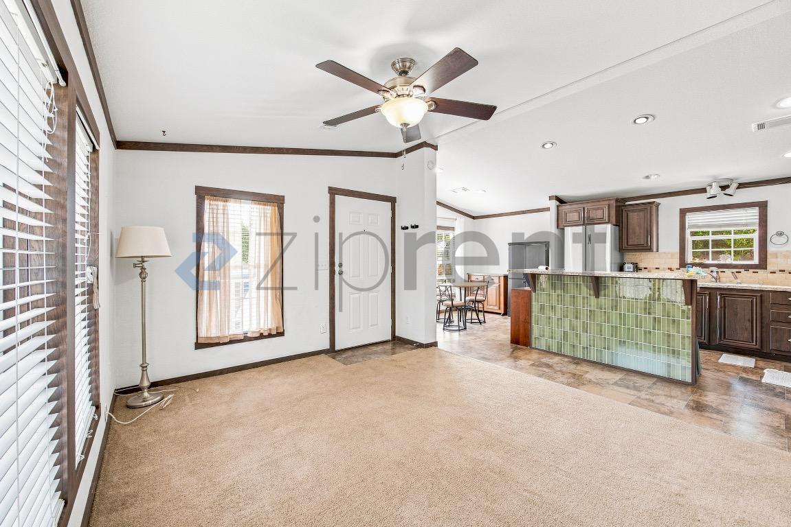 Building Photo - Unit