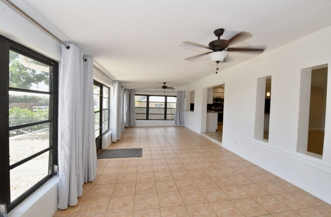 Building Photo - 3461 Lakeview Dr