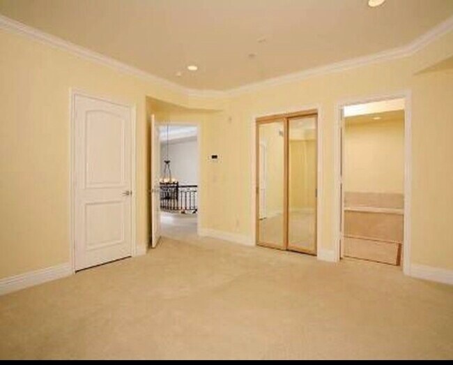 Building Photo - 1540 S Bentley Ave