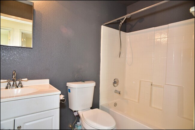 Building Photo - 14325 Island Point Dr