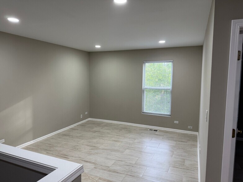 Building Photo - 481 Metropolitan St