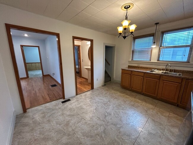 Building Photo - 3 bedroom 1 bathroom House