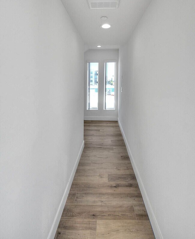 Building Photo - Luxury 2 & 4 Bed Townhomes in NoHo!