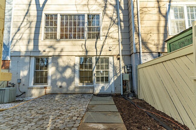 Building Photo - Renovated Home in Pinewood Lake Neighborhood