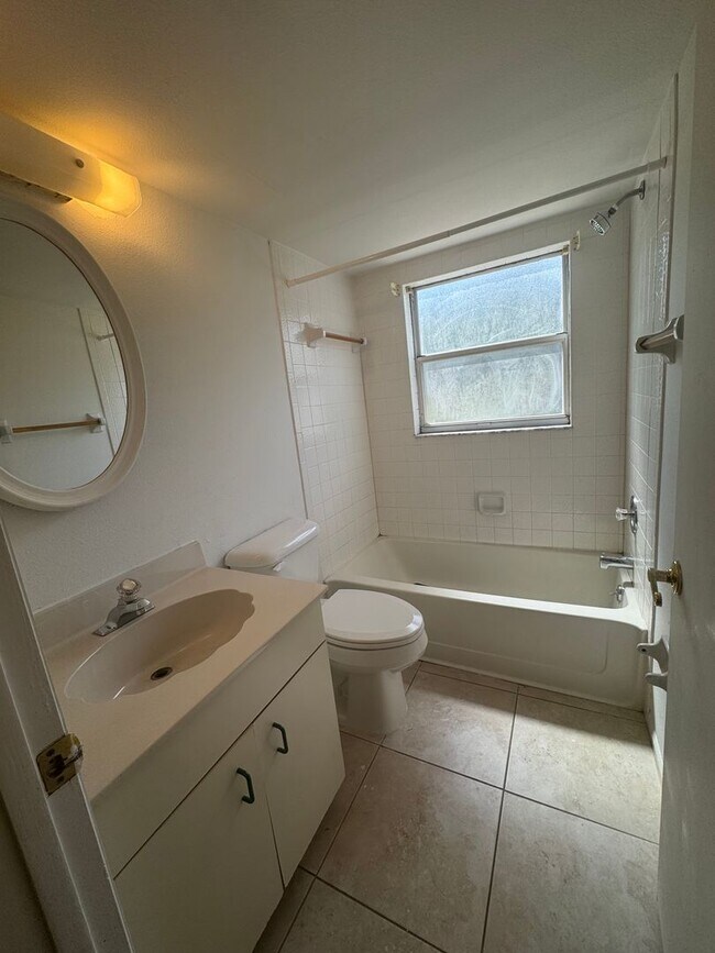 Building Photo - 2BR/2BA Downstairs Condo in Country Club V...