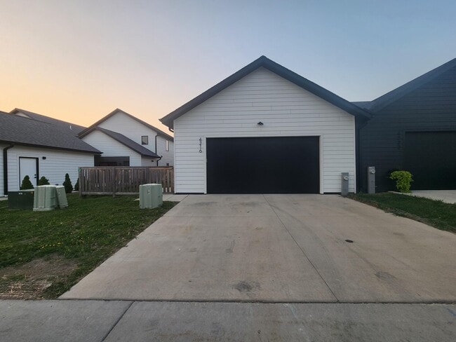 Building Photo - 4216 E Cypress Pl