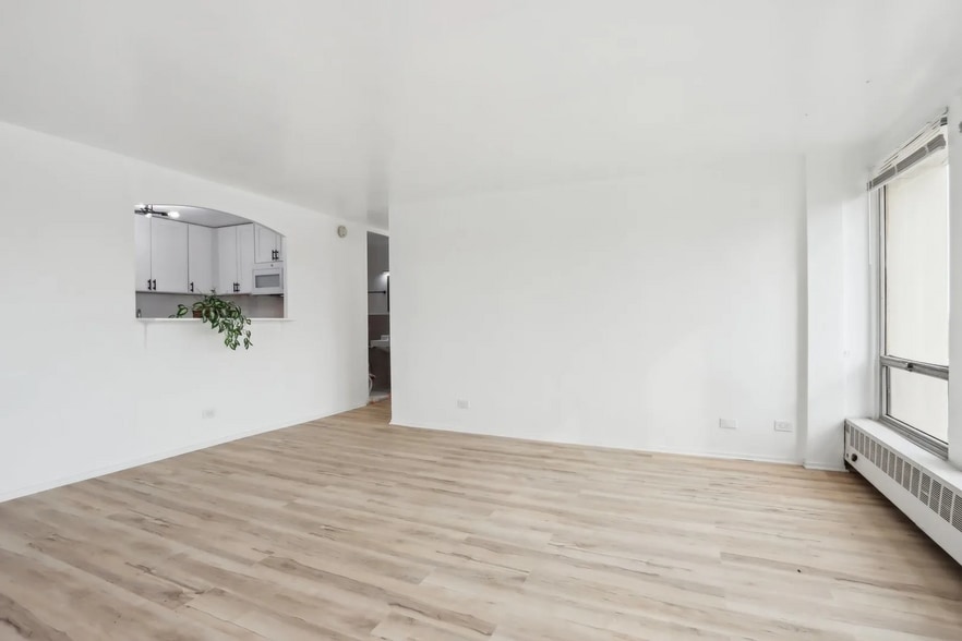Building Photo - 1400 E 55th Pl