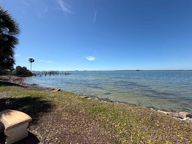 Building Photo - 1101 Victoria Dr