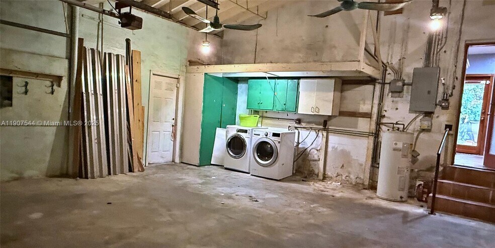 Building Photo - 1915 Country Club Prado