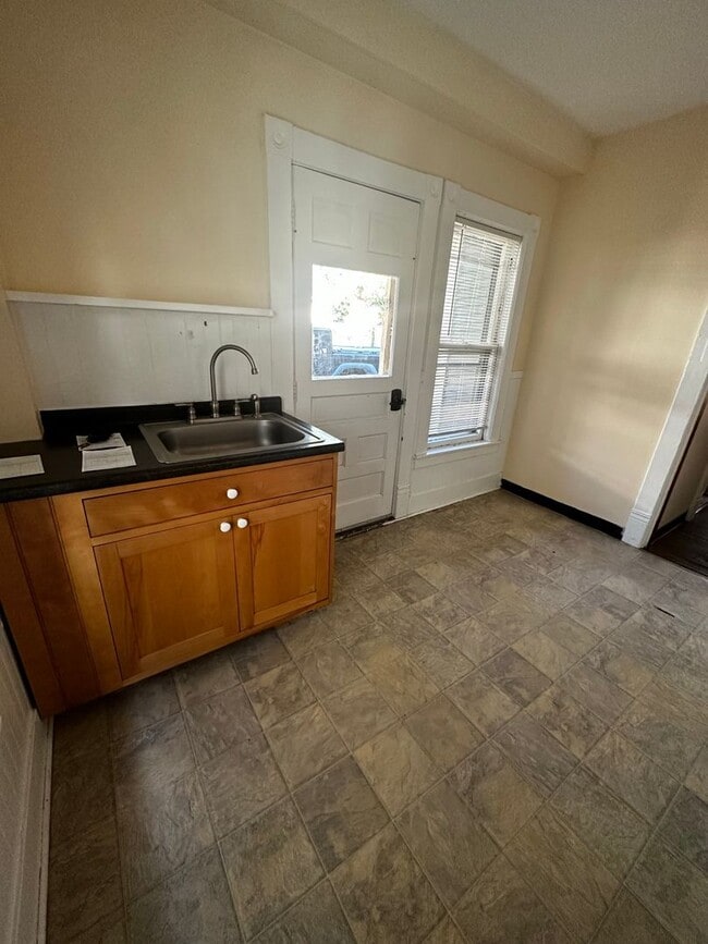 Building Photo - Newly Renovated 5 bedroom - Available June...