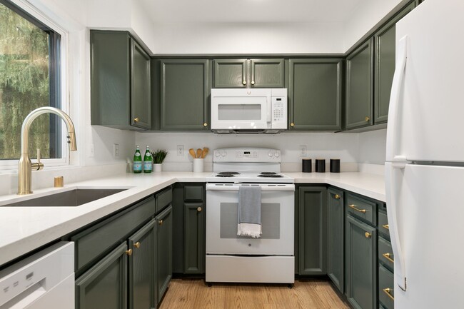 Building Photo - Newly updated, quiet condo in GREAT locati...
