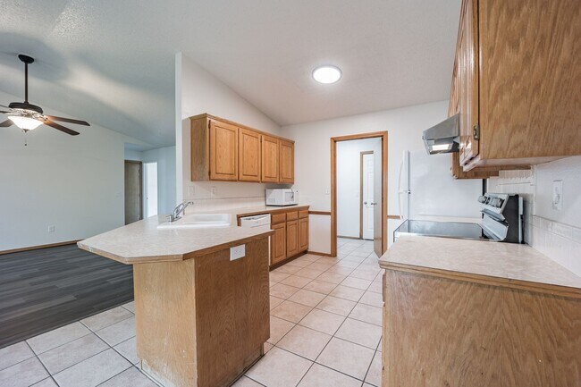 Building Photo - 3/ 2 Home For Rent!