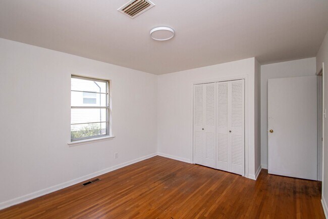 Building Photo - Welcome to a beautifully maintained 4-bedroom, 2-bathroom home located in the highly sought-after...