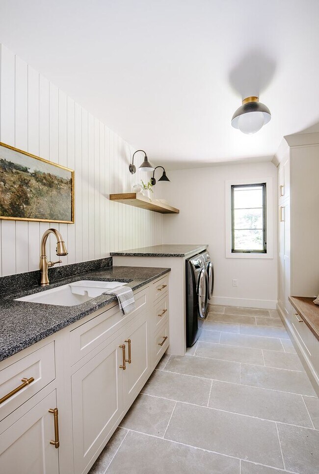 Building Photo - Custom Remodeled 4bd/4ba House in Greenwoo...