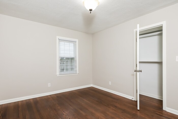 Building Photo - 1075 Meadow Dr