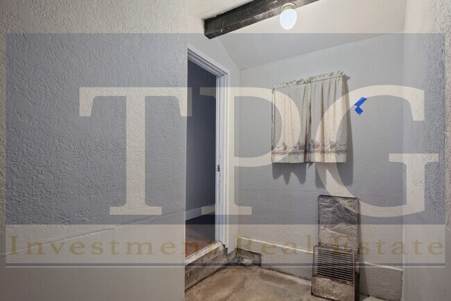 Building Photo - Newly Renovated, Pet Friendly Home in KCMO!