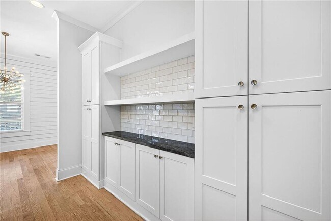 Building Photo - 523 Irwin St NE