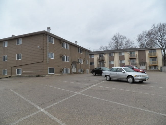Building Photo - Large 2 bedroom!  Move In Special!!