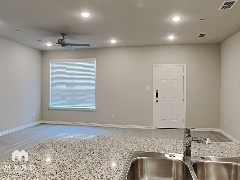 Building Photo - 1272 Alamo Dr