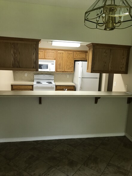 Building Photo - 227 Bluebonnet St