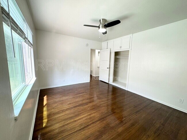 Building Photo - 905 N Sweetzer Ave