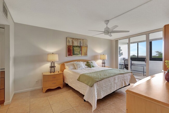 Building Photo - For Annual Rent 2 Bedroom 2 Bath Updated B...