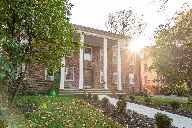 Building Photo - 18 The Cres