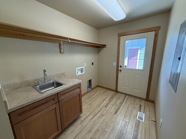 Building Photo - 827 Avenue E