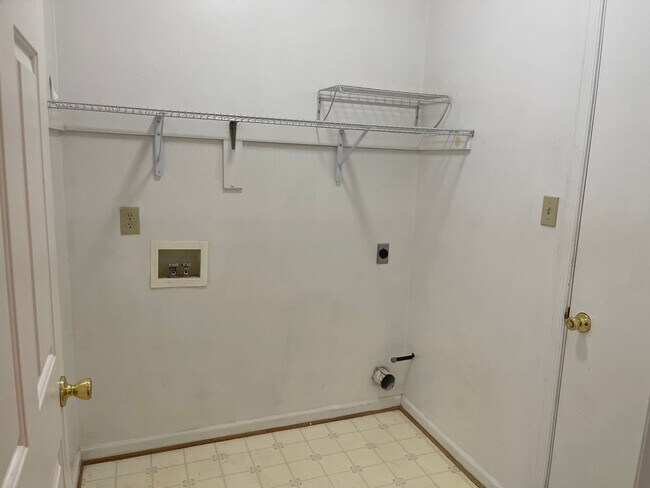 Building Photo - Beautiful 4-Bedroom Ranch in Courthouse Es...