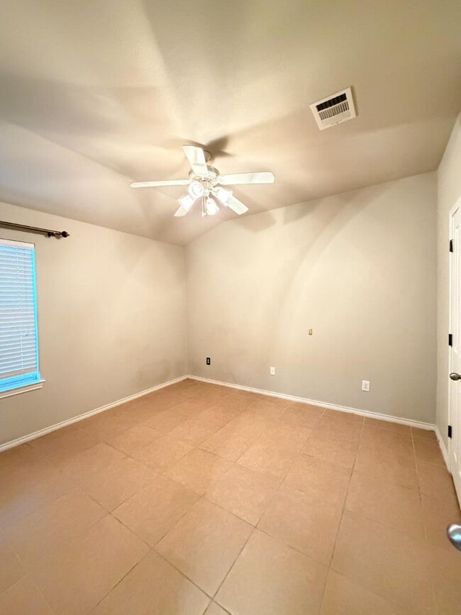 Building Photo - 714 Point Sunset