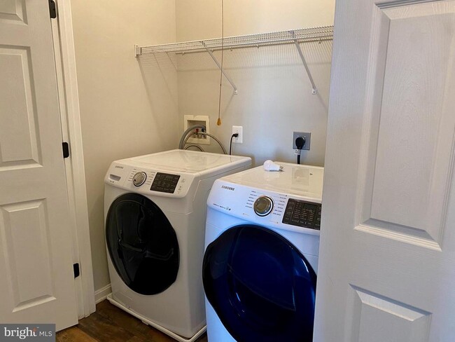 Building Photo - 142 Surrey Club Ln