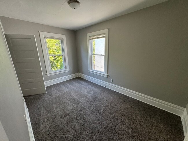 Building Photo - Lovely Two Bedroom Townhome