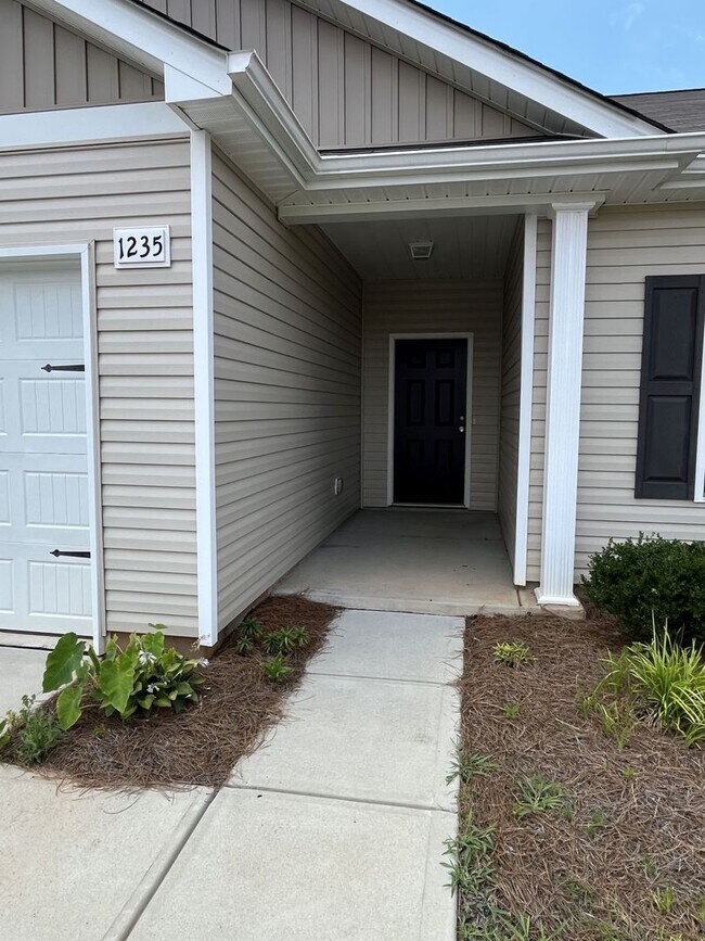 Building Photo - Newer 3 Bed Ranch home in East Charlotte
