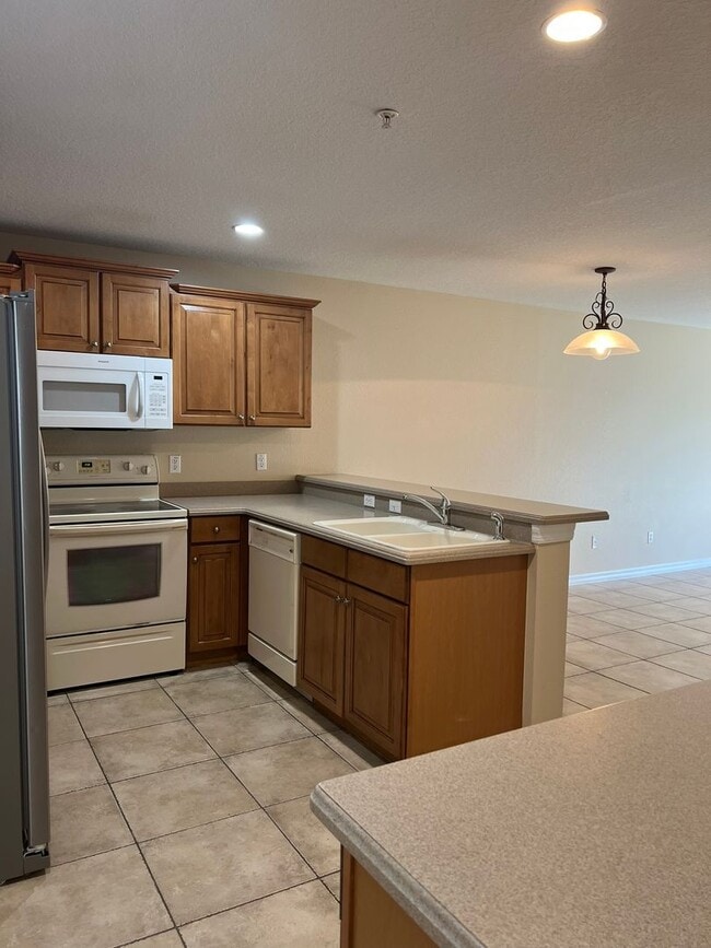 Building Photo - Gated 3/2.5 Townhouse with Garage in Altam...